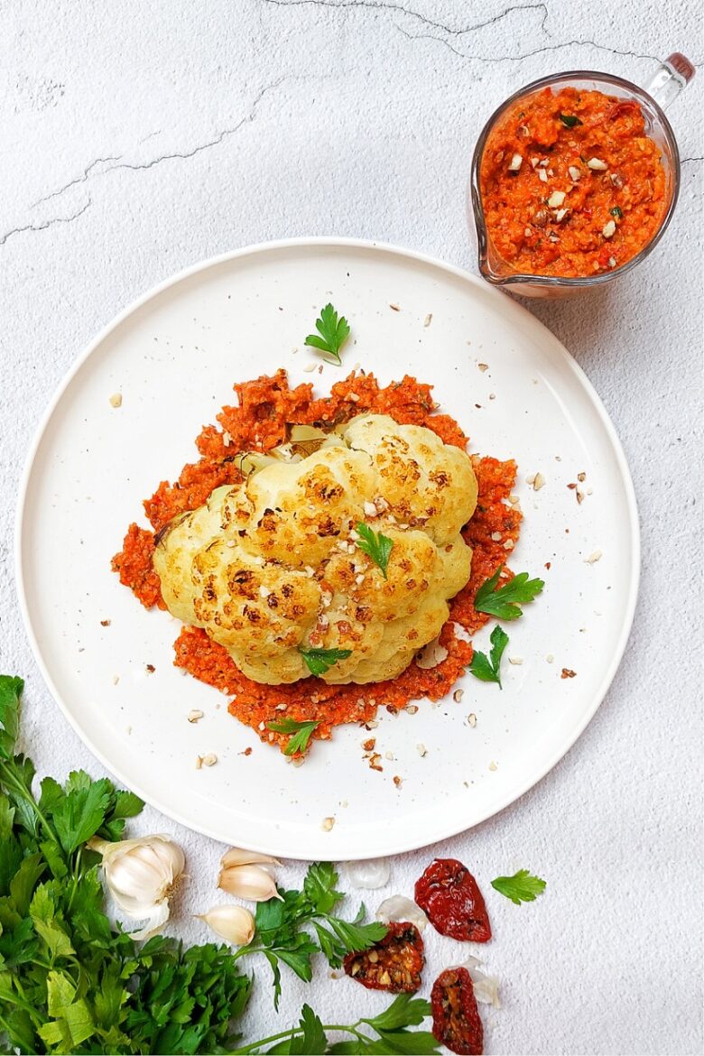 Steak de conopidă cu sos Romesco