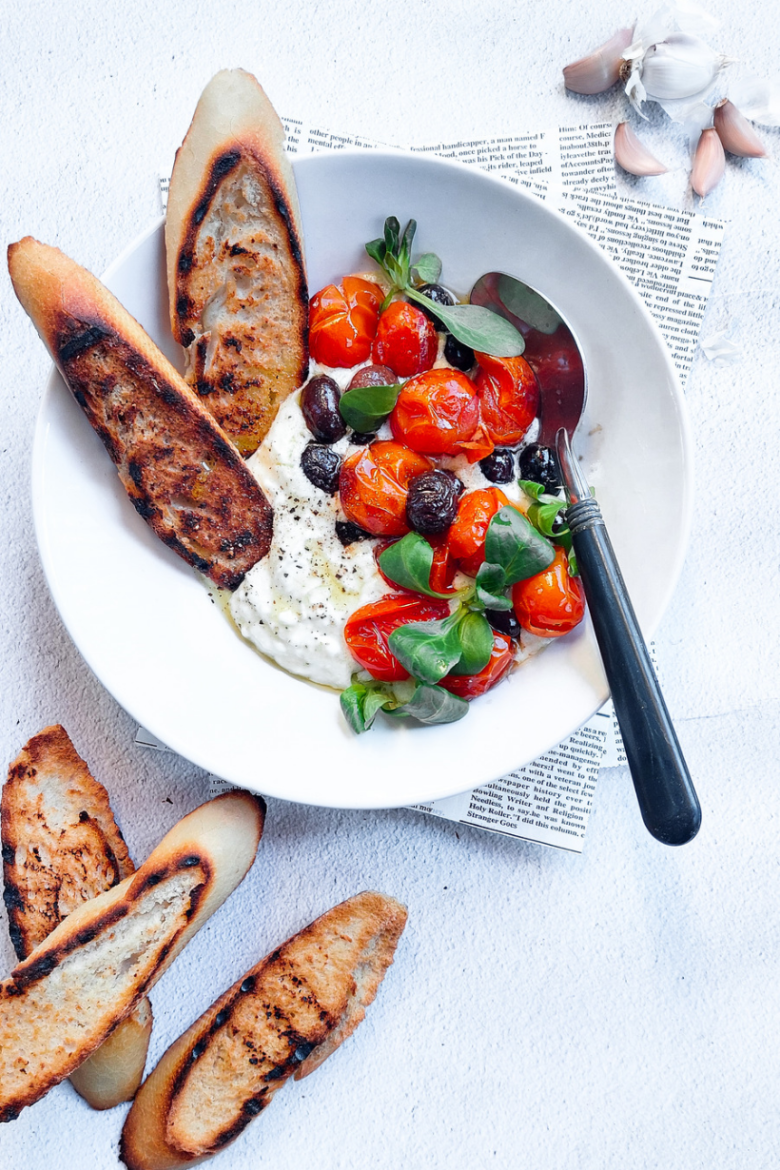 Dip de branza feta cu rosii coapte