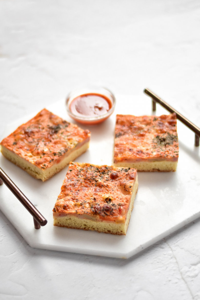pizza la tavă