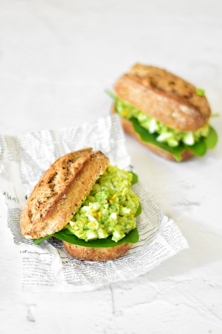 Toast cu salată de ouă și avocado