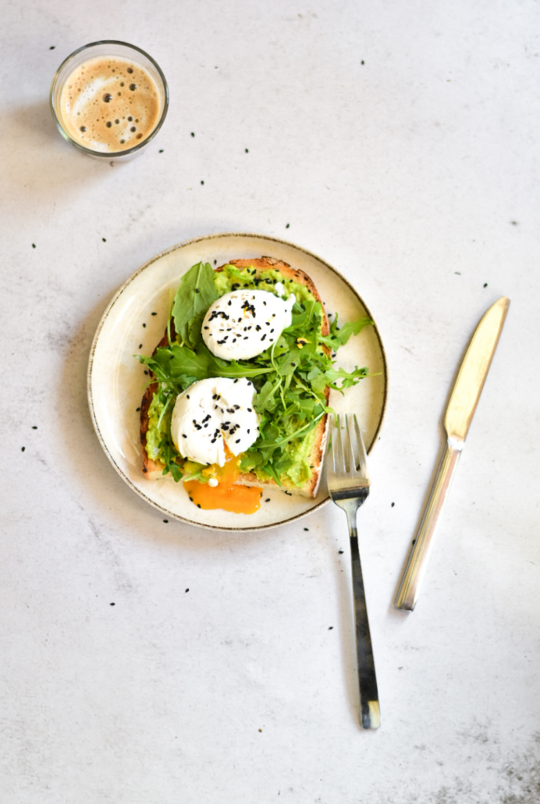 Toast cu avocado și ou poșat
