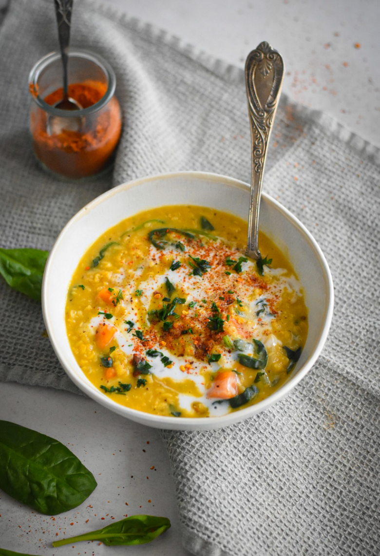 Tocană vegană cu linte și cartofi dulci