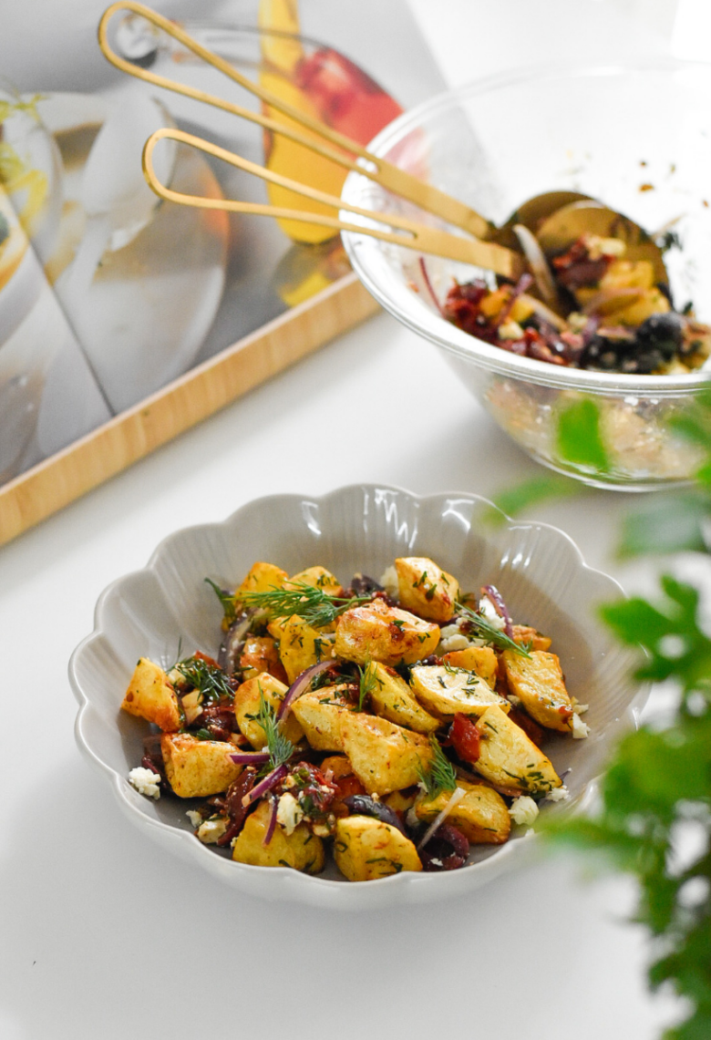 salată mediteraneană cu cartofi copți