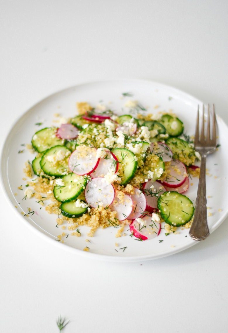 Salată cu quinoa, ridichi și feta