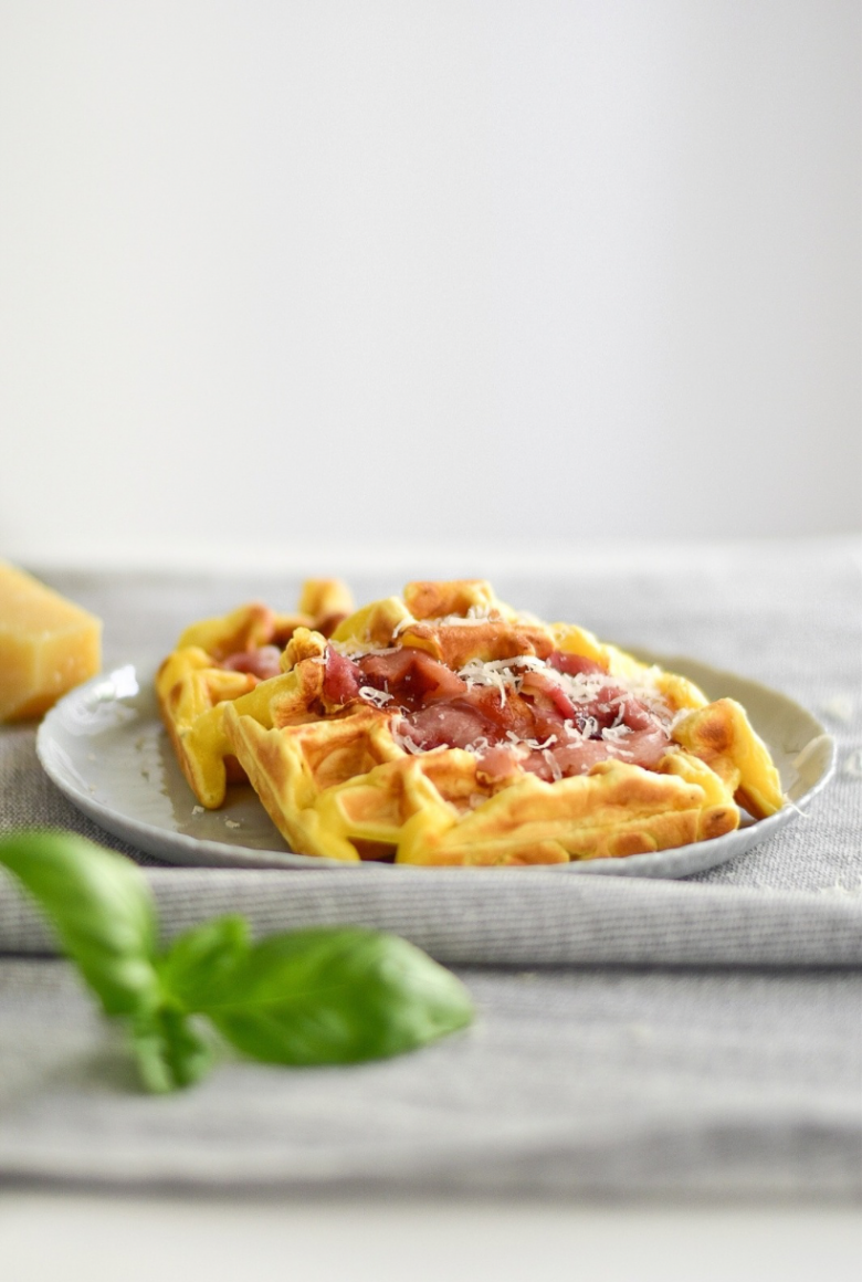 Waffles cu cheddar și bacon
