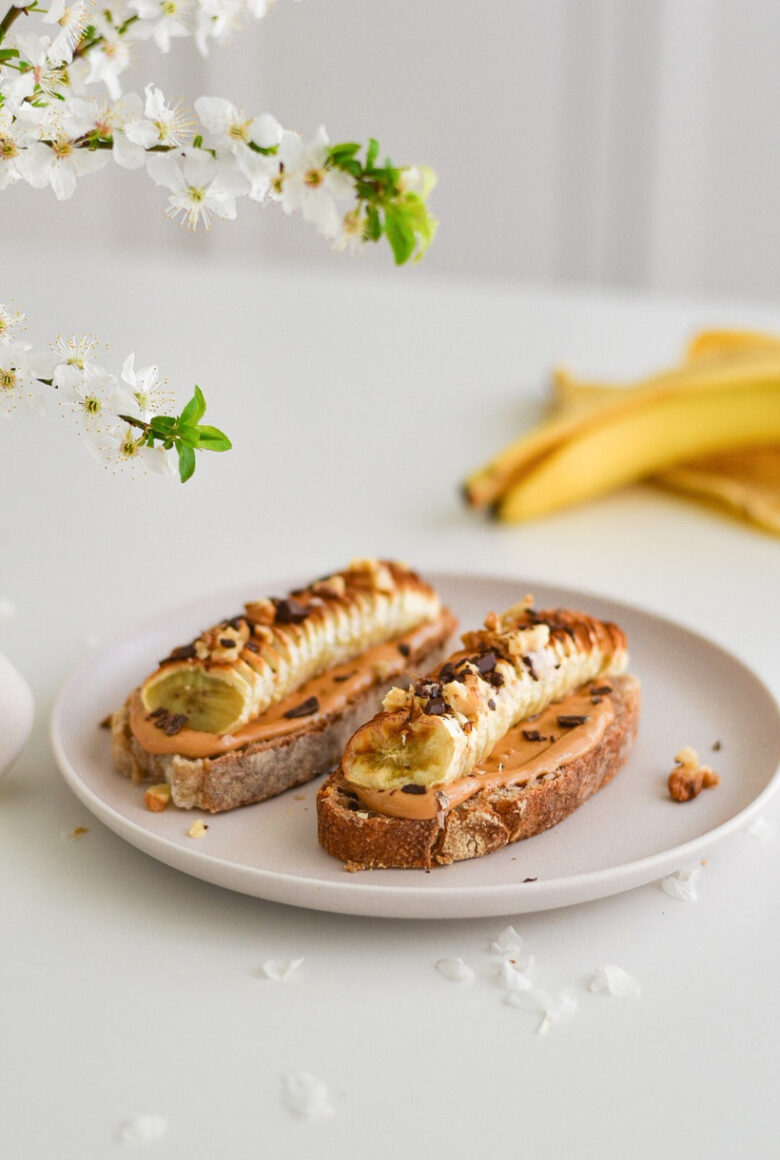 Toast cu unt de arahide și banane coapte