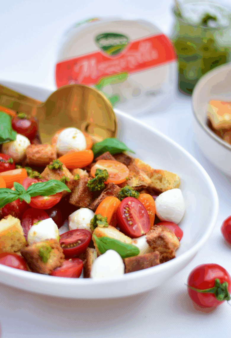 Salată Panzanella cu mozzarella și roșii cherry
