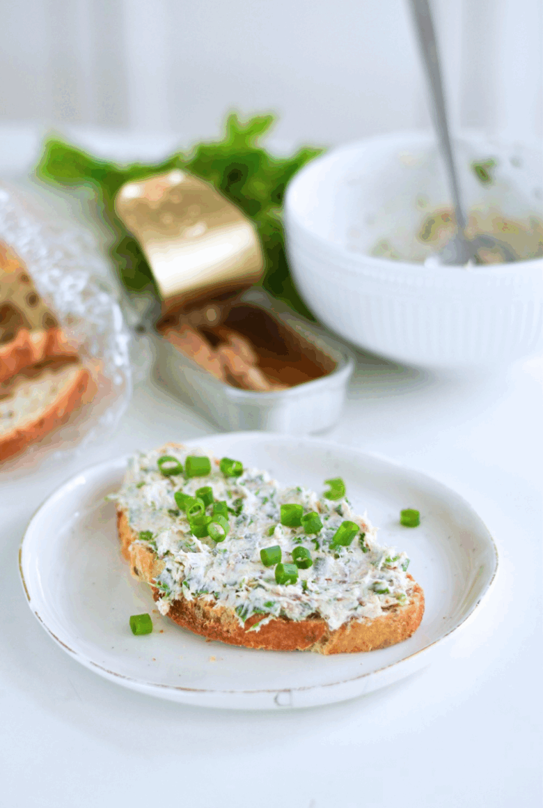 Toast cu pastă de sardine